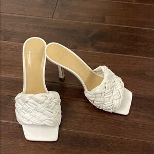 MARC FISHER  slip on woven mules white sz7 comfy